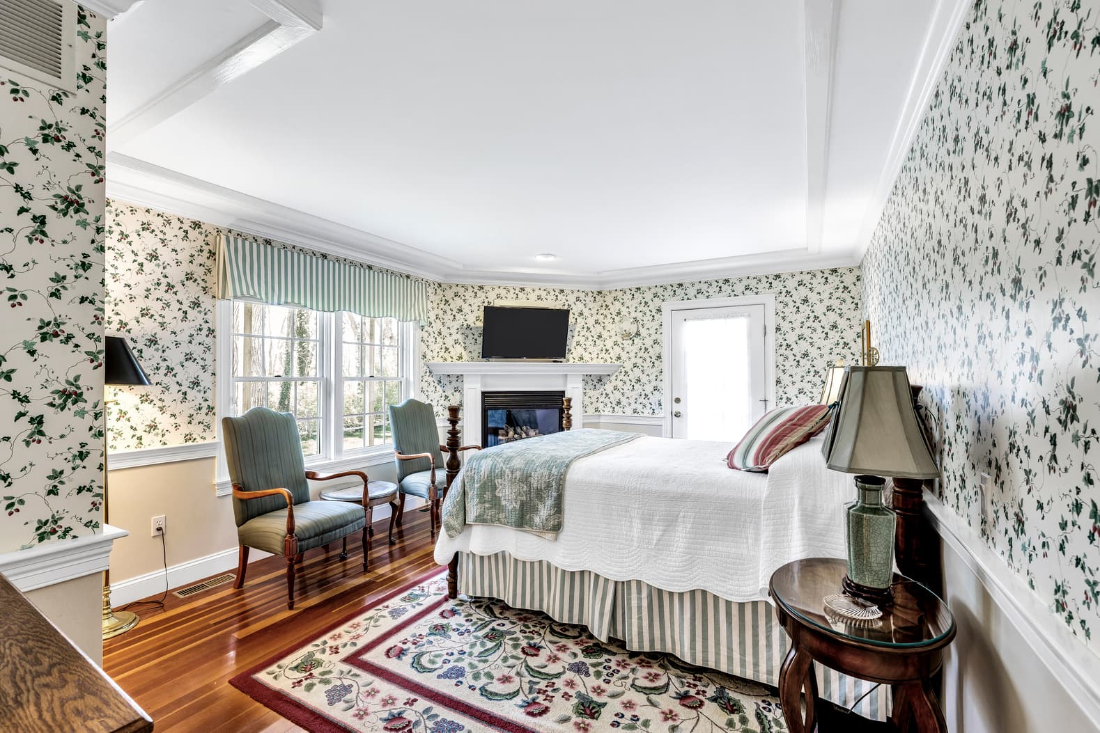 queen bed, fireplace, flatscreen streaming TV, sitting area, door to patio